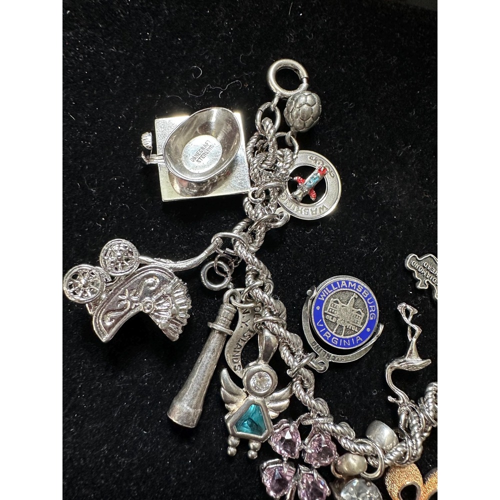 Vintage Sterling Silver Bracelet with 18 Charms - Picture 4 of 10